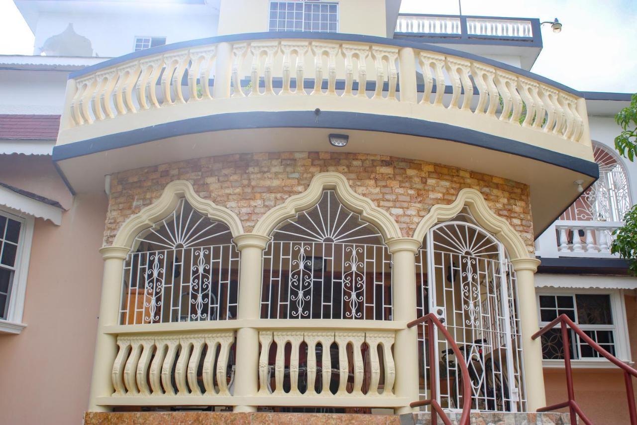 Van Villa Guesthouse نيغريل المظهر الخارجي الصورة